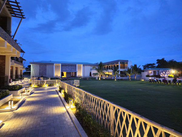 Creek Boutique Resort Lawn